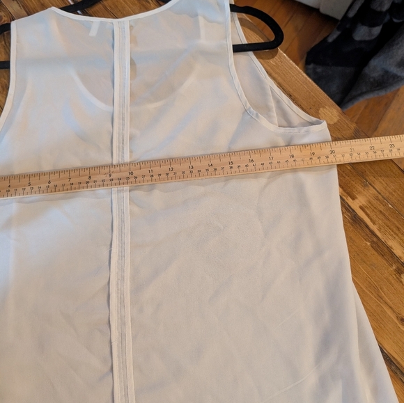 131.H&M White Asymmetrical Relaxed Tank Top - Picture 2 of 3